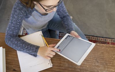 青少年青少年在用笔记本的方式去写