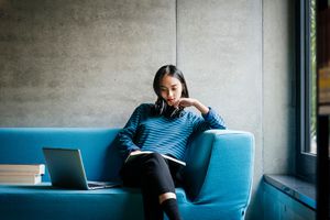 年轻女子坐在图书馆的沙发上