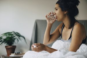 女人在喝水的饮料