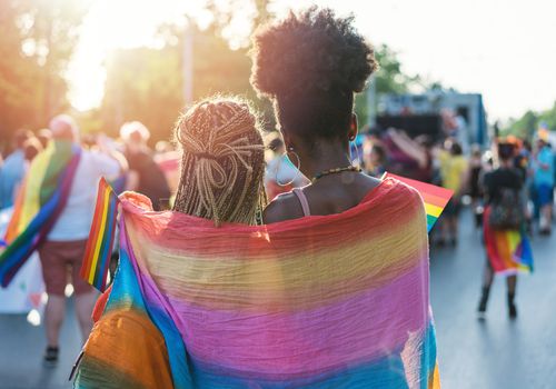 Pride的两名女性