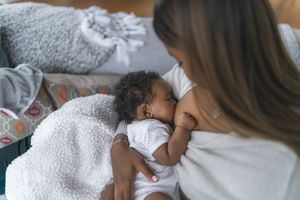 母乳喂养婴儿的人