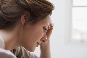 女人用手抱着头，看起来很悲伤
