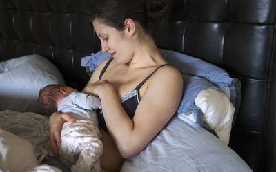母亲给女婴喂奶