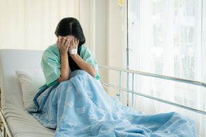 一个痛苦的病人躺在病床上