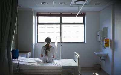 病人坐在床上等着病人