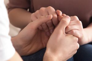 特写的全景图片白种夫妇在爱牵着手