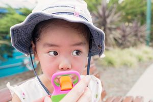 一个孩子从水里拿出来