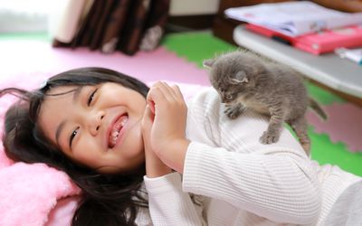 小女孩和小猫玩耍