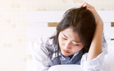让她的肩膀在床上醒来