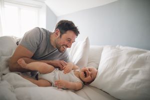 笑的婴儿