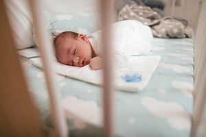 一个婴儿在婴儿床上的婴儿睡在婴儿床上