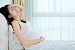 孕妇床上的婴儿床