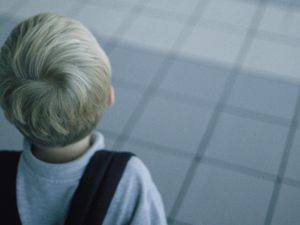 那个男孩的后脑勺在空房间里