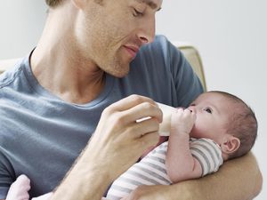 父亲给了一个婴儿的水