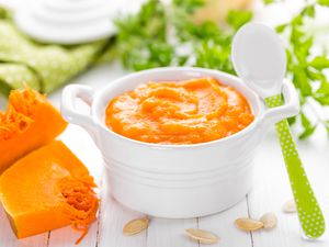 南瓜婴儿食品在碗里，用勺子