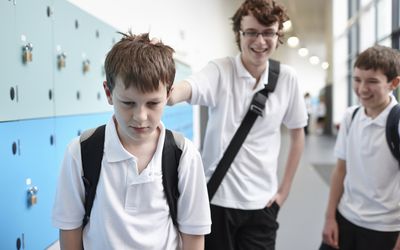 一名中学生在储物柜附近的走廊被欺负