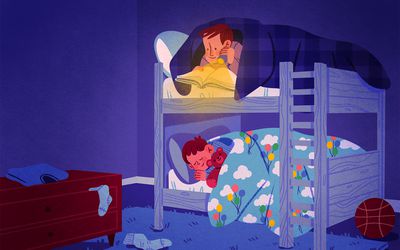 孩子们睡在双层床上，一个拿着手电筒看书，另一个抱着泰迪熊睡在下铺(当你的孩子共用一个房间时如何处理就寝时间)