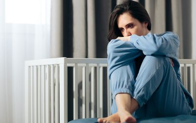 妇女为流产而悲伤
