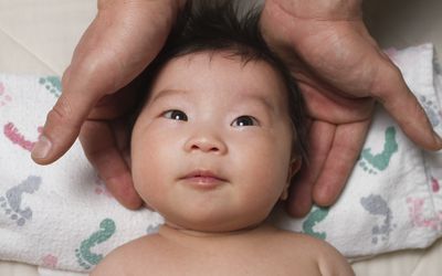 新生儿在某人的手中