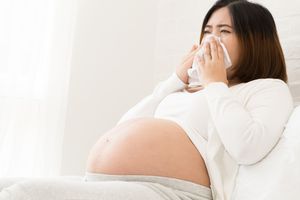 孕妇的人在她的床上