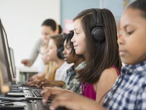 电脑里的孩子在教室里