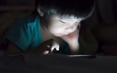 在床上的卧室里看到了一张黑色的眼睛。