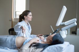 医生的医生正在检查一个正常的病人的身体