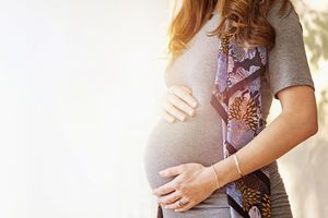 孕妇把手放在肚子上＂width=