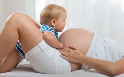 幸福的家庭。孩子的孩子在婴儿的肚子里醒来