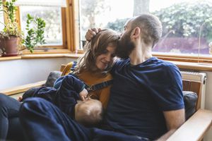 坐在沙发上给孩子喂奶的女人