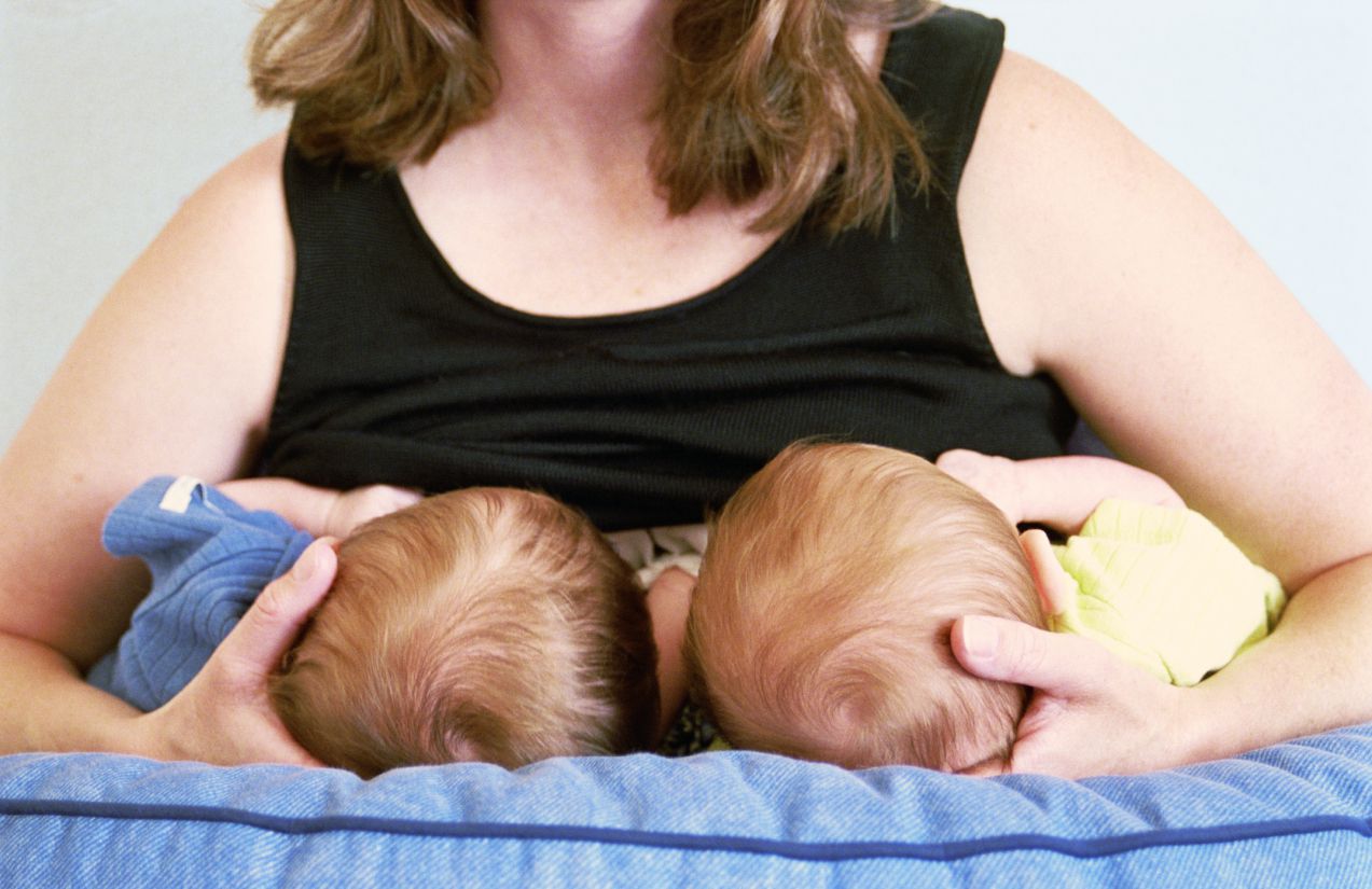 双胞胎母亲母乳喂养