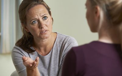 一个成熟的女人和另一个女人说话