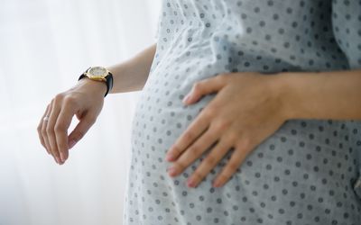 孕妇在医院计时宫缩