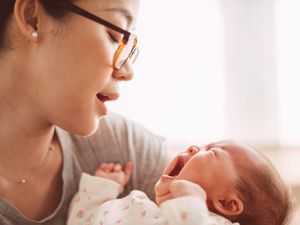 妈妈在婴儿怀里哭了