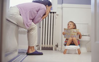 孩子和父母在浴室进行如厕训练