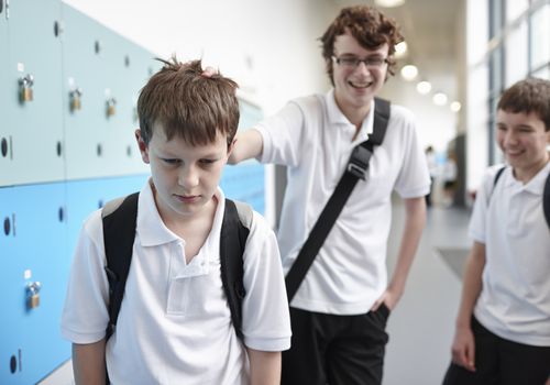 一名中学男孩在储物柜附近的走廊被欺负