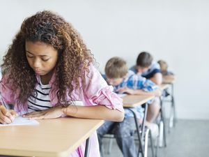 学生在考试中