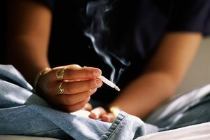 青少年(16-18岁)吸烟手卷烟