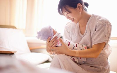 母亲在医院抱着婴儿