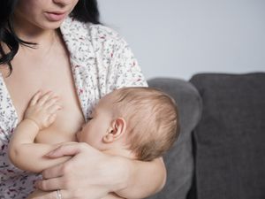 在婴儿母亲的婴儿怀里抱着婴儿的婴儿
