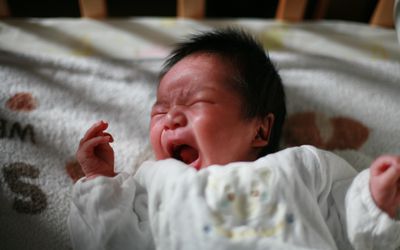 婴儿婴儿在婴儿床上