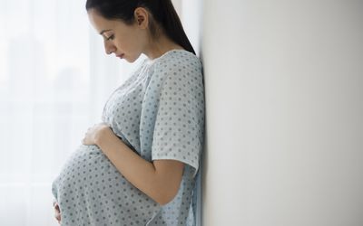 医院里抱着肚子的孕妇