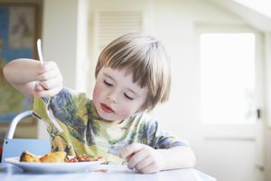 孩子在吃饭的时候