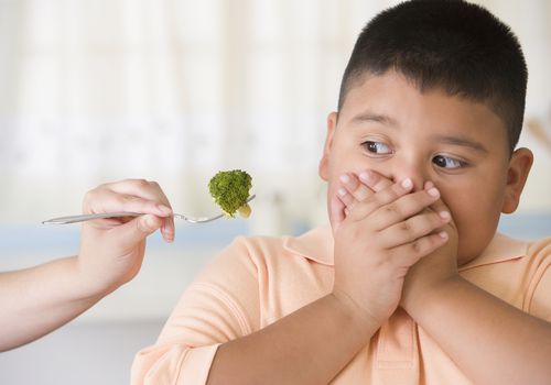 如果他不喜欢你的孩子，比如吃个零食。