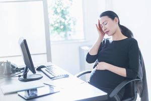 孕妇在办公桌前疼痛