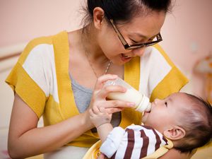母亲用奶瓶喂婴儿