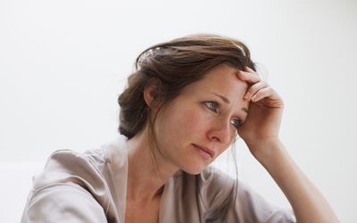 沮丧的女人双手抱头
