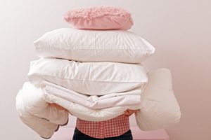 女人睡在床上。家庭