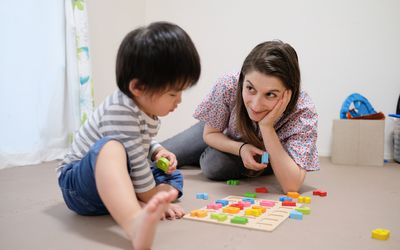 孩子玩字母积木