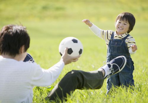 孩子们在玩足球